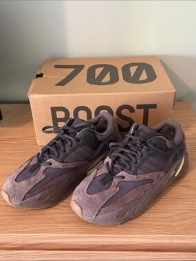 Yeezy Boost 700 Mauve (Men’s size 7)